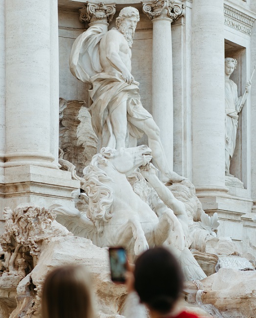 ACU students photograph Roman statue