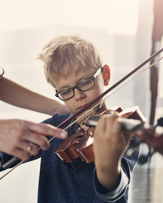 Child playing violin 
