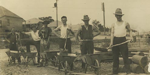 Labourers in their singlets, 1923. Photo from State Library of Queensland.