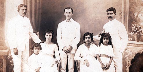 Broome residents in tropical whitewear, 1910. Photo from the Morris Collection, Broome Historical Society.