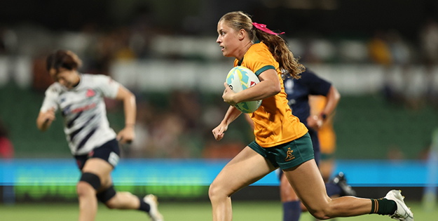 Mackenzie Davis running with rugby ball